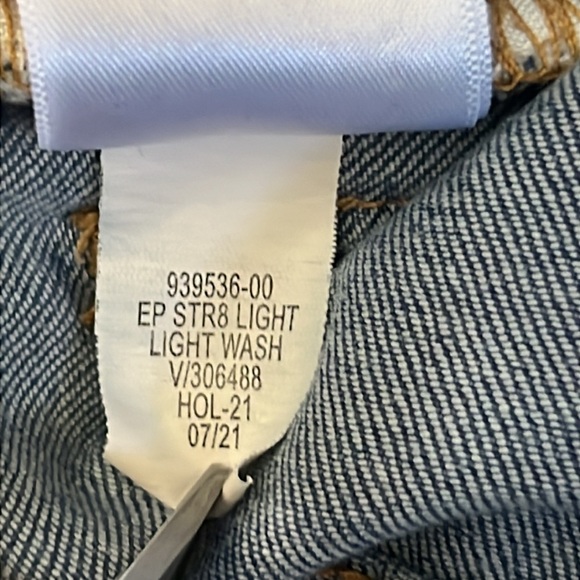 Gap Straight Legged Light Wash Jean - Picture 5 of 11